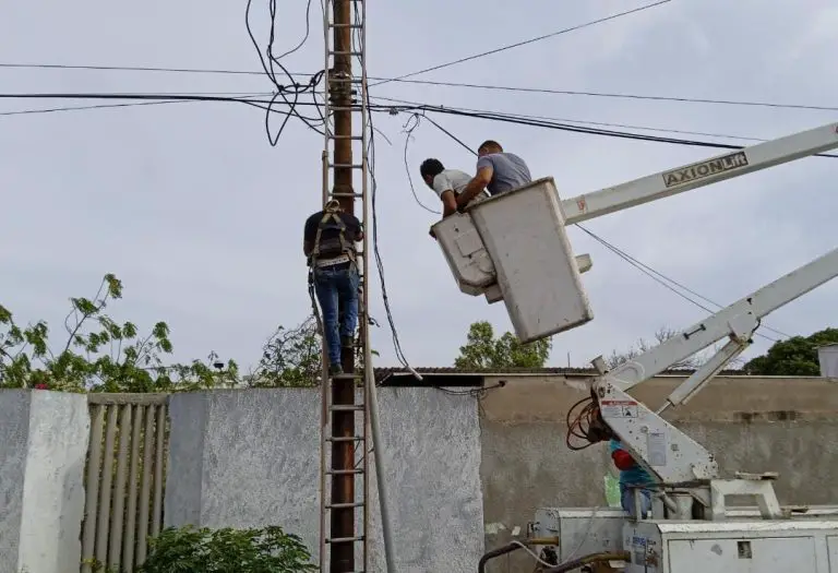 Trabajador de Corpoelec recibe descarga eléctrica en plena faena