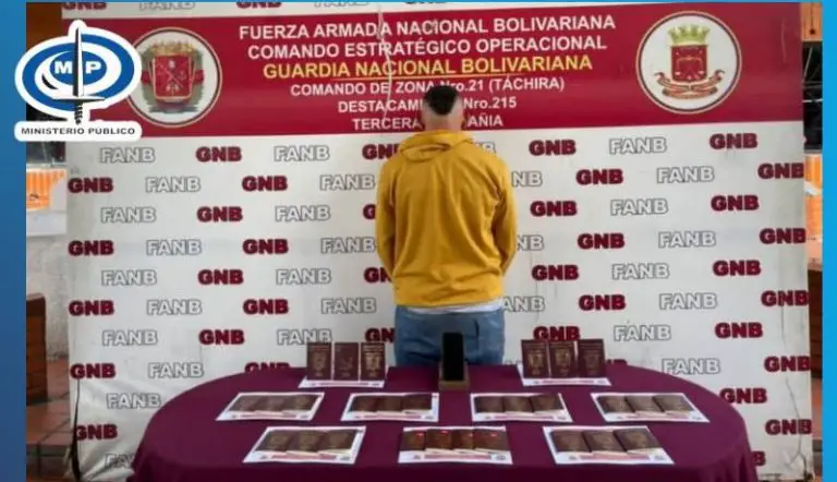 Cobraba en dólares pasaportes ecuatorianos falsos