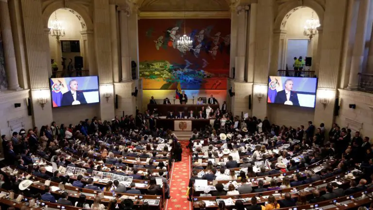 Vídeo| “¡Mentiroso! ¡Mentiroso!”: Abuchean a Duque en su último discurso en el Congreso