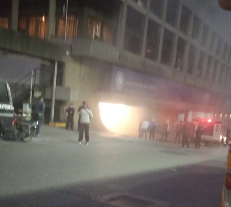 Vídeo| Reportan incendio en la sede del Banco Central de Venezuela