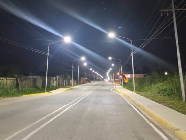 La avenida Hugo Chávez de Tucacas ahora “brilla” como nunca