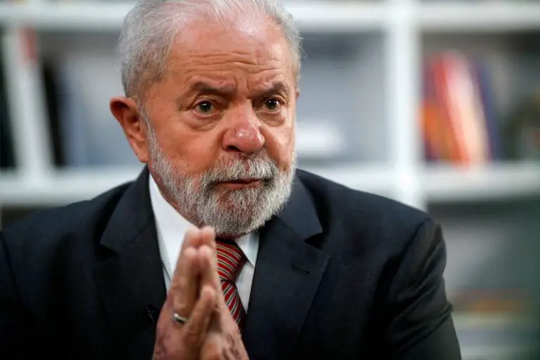 Ex presidente Lula lidera encuestas de intención del voto en Brasil