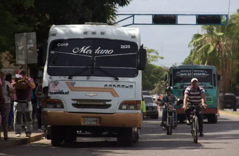Transportistas de Miranda evalúan propuestas de aumento de pasaje