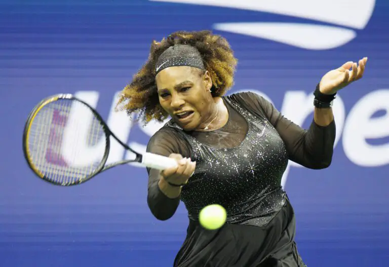 Serena Williams vence a Kontaveit y sigue en la pelea