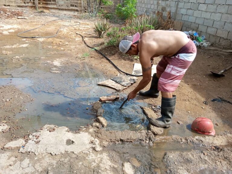 Punto Fijo | Diez personas viven entre aguas negras en la calle Municipal