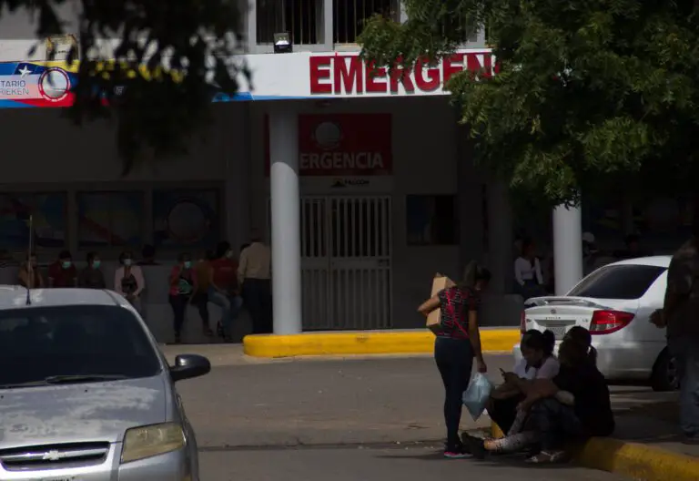 Coro| Colisión entre moto y vehículo deja un lesionado