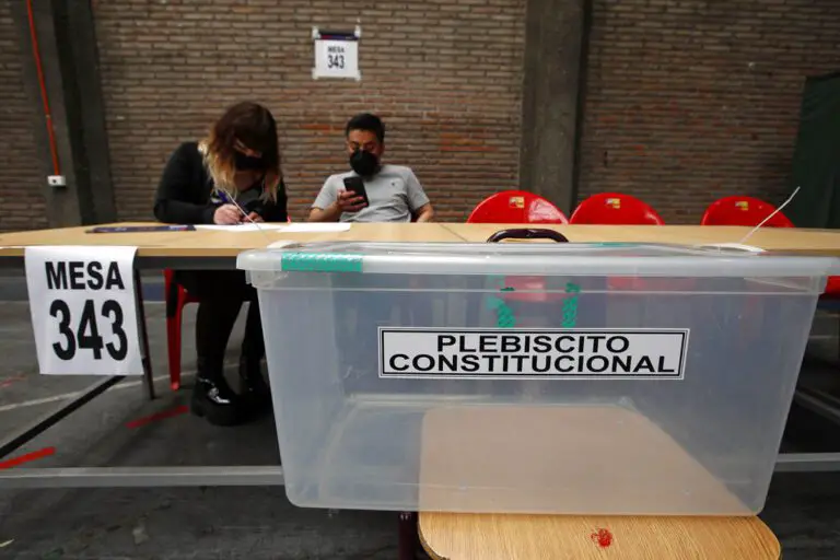 Rechazo a la nueva constitución avanza en plebiscito en Chile