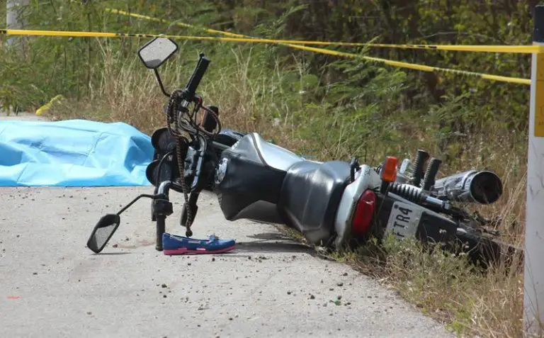 En Pedregal dos lesionados por colisión entre y camión moto