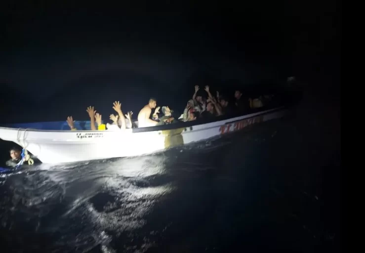 Guardia Costera de Curazao intercepta embarcación con 34 venezolanos a bordo