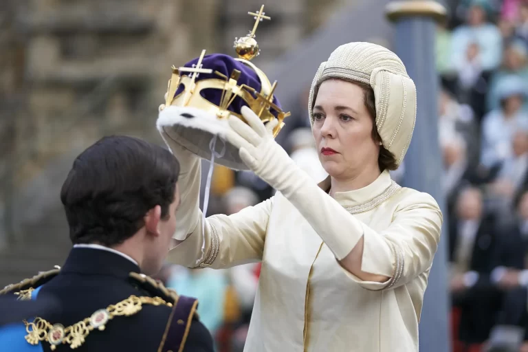 The Crown cesa temporalmente rodaje por respeto a Isabel II