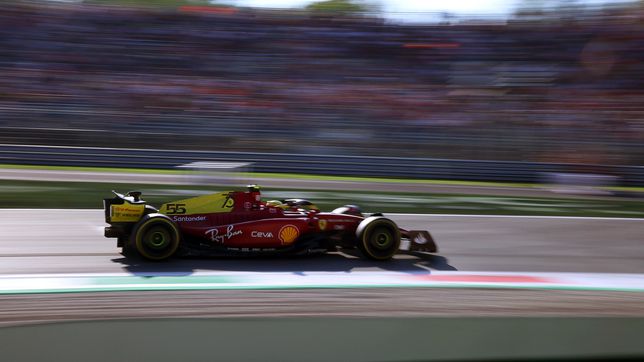 El madrileño lidera los entrenamientos en Italia por delante de Verstappen (0.143) y Leclerc (0.193), aunque saldrá desde el fondo por cambio de motor. Alonso, noveno.