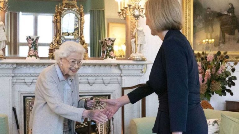 Esta es la última imagen de la reina Isabel II en público| Nadie sabe porqué tenía las manos moradas