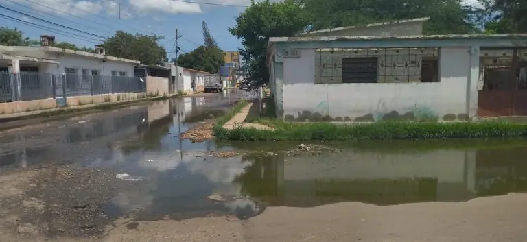 En la calle Aurora aguas negras generan molestias