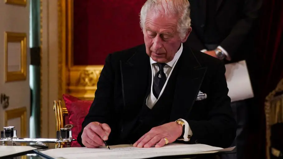El furioso gesto del rey Carlos III a sus ayudantes el día de su ascenso al trono se hace viral
