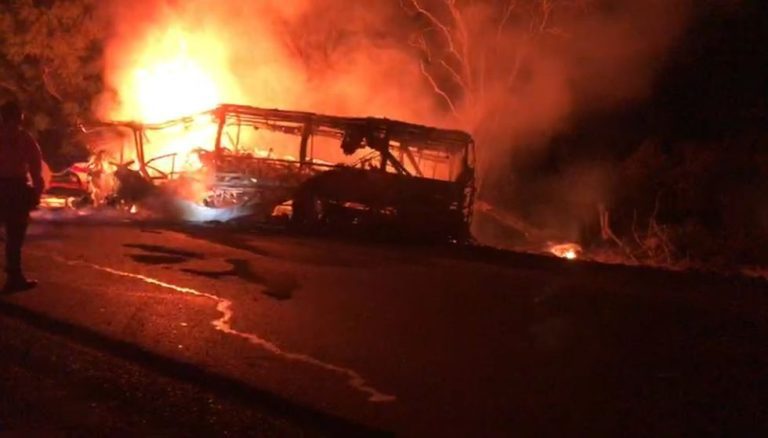 Horror en México| 20 personas mueren calcinadas en un accidente de autobús