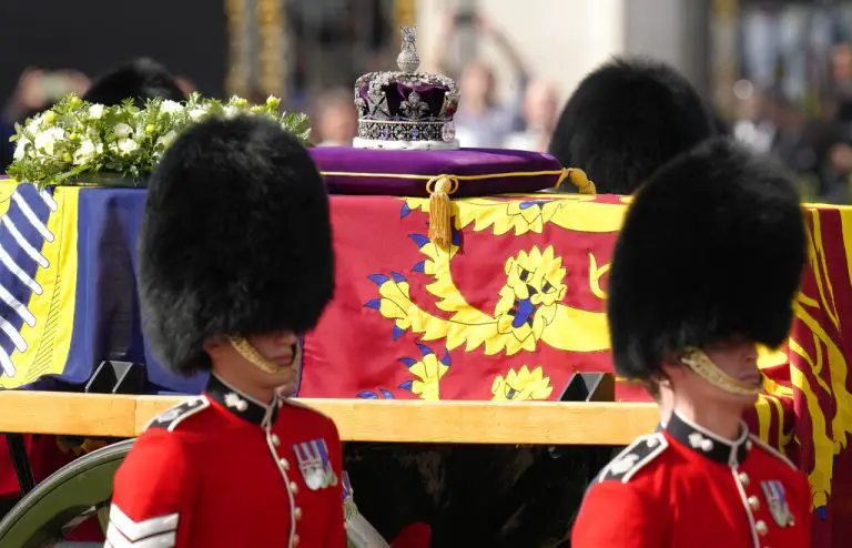 Cortejo fúnebre de Isabel II llega al Parlamento británico