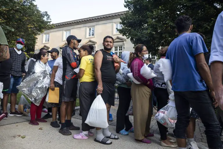 Dejan a migrantes frente a la casa de vicepresidenta Harris