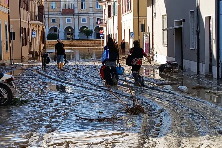 Inundaciones en Italia dejan al menos 10 muertos