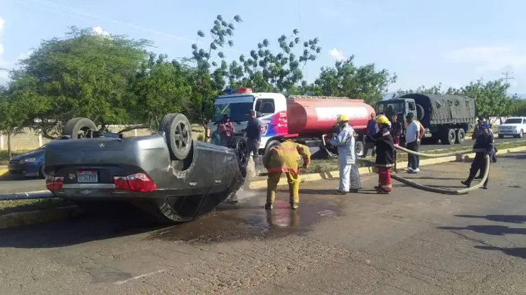 Se salvó tras volcarse en avenida de Coro