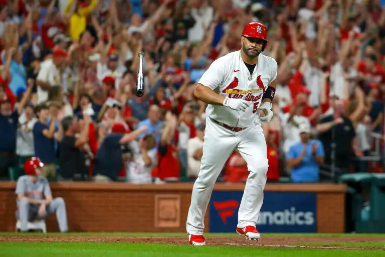 Pujols llega a 698 jonrones; Cardenales vencen a Rojos