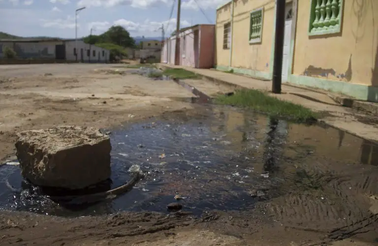 Aguas negras invaden al sector Reina Luisa de La Vela