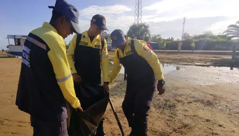 Realizan jornada de limpieza en la playa de La Vela