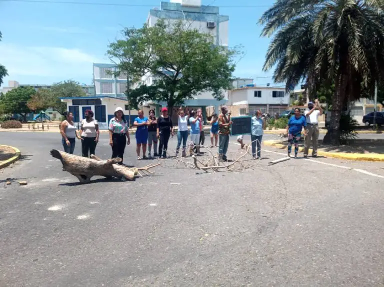 En Banco Obrero cerraron las calles ante la falta de electricidad