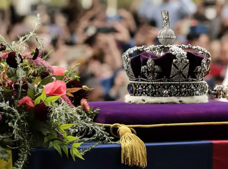 El féretro de Isabel II llega al castillo de Windsor
