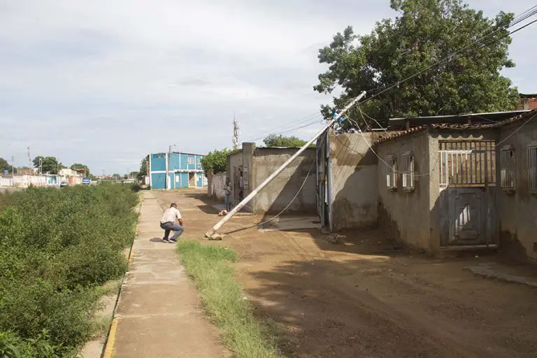 Poste colapsó en el sector Curazaíto II de Coro