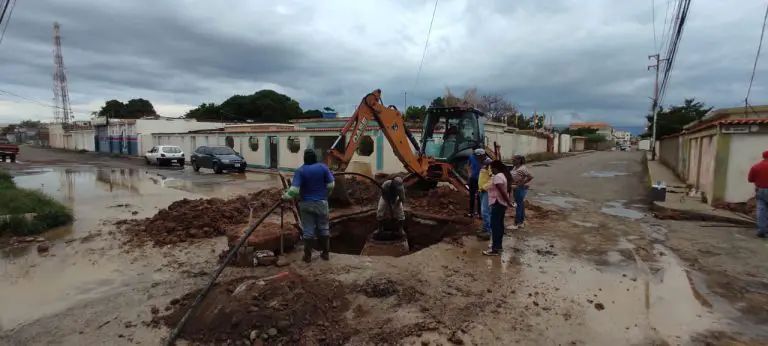 Reparan bote de aguas negras en la calle Cristal de Coro