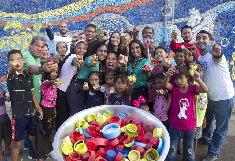 En Pantano Abajo de Coro realizan mural con 27.500 tapas de plástico