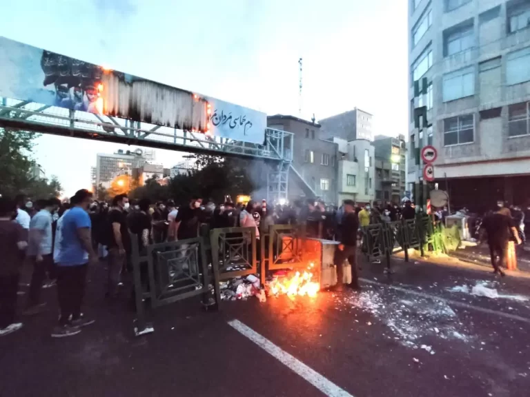 Se intensifican las protestas tras muerte de joven por la policía de Irán