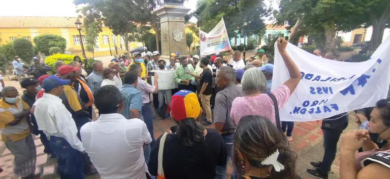Este jueves 22 de septiembre en horas de la mañana, un grupo jubilados se concentraron en la plaza de Bolívar de la ciudad de Coro en unión a la protesta nacional de jubilados que exigen un aumento de su pensión según lo establecido en la constitución nacional.