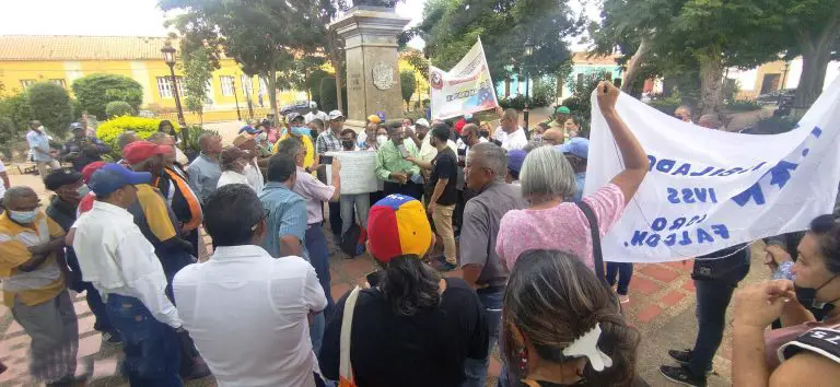 En Coro jubilados exigen aumento de la pensión