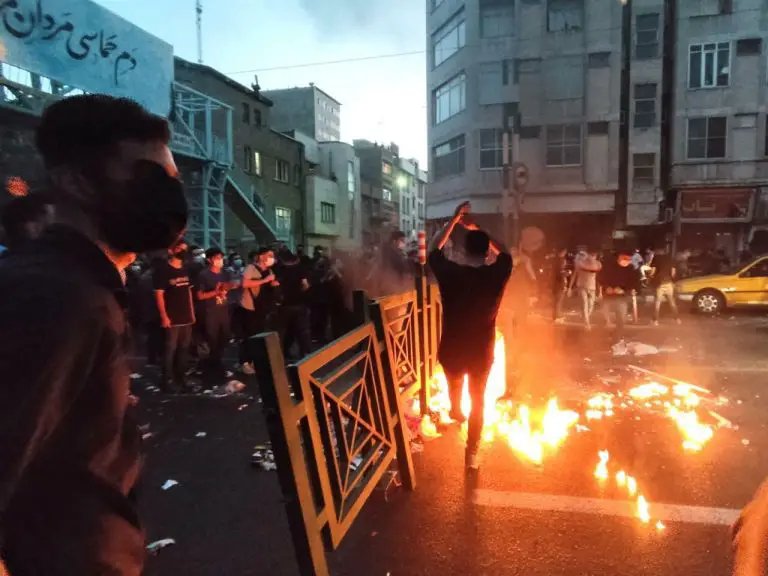 Videos| Noche de tiros y gases lacrimógenos en Irán