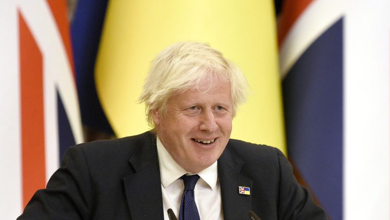 Johnson: “Gracias al liderazgo inspirador de Putin… de Zelenski, perdónenme”