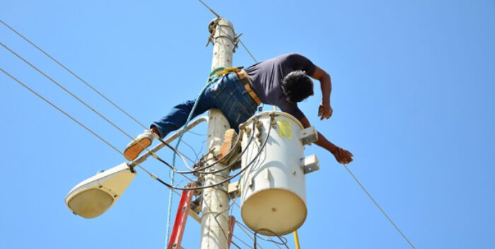 Lo mató un corrientazo mientras manipulaba un poste en La Guaira