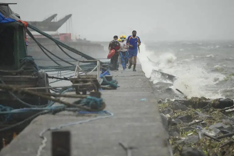 Miles de evacuados por fuerte tifón en Filipinas