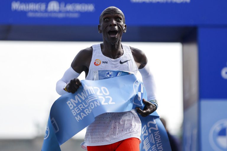 Kipchoge rompe su propio récord mundial en Berlín