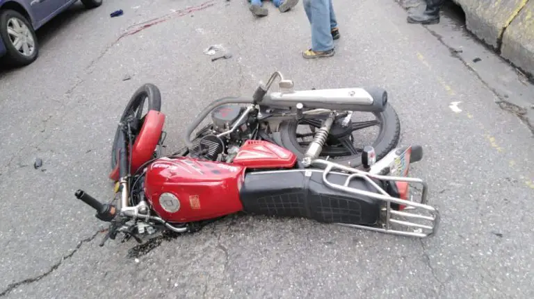 Polifalcón resultó lesionado al chocar su moto contra una isla de elevado en Coro