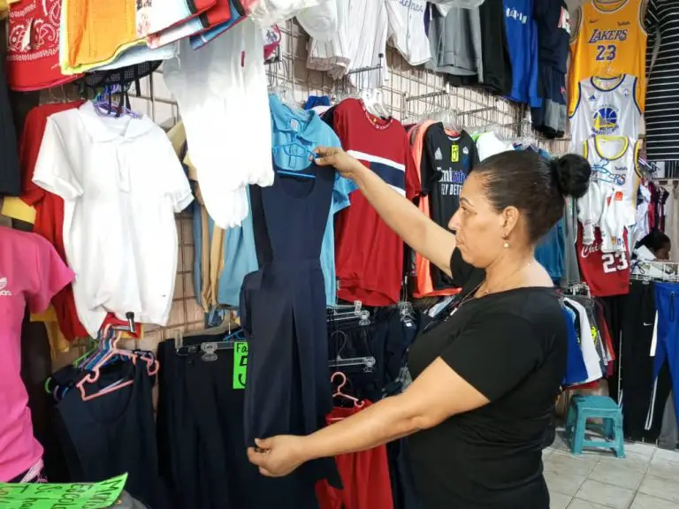 En Punto Fijo padres buscan calidad y economía para comprar uniformes