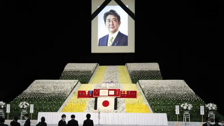 Japón despide a Abe con polémico funeral