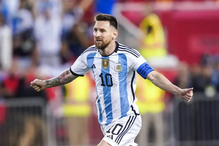 Messi marca doblete en victoria de Argentina