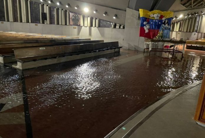 Las fuertes precipitaciones y tormenta eléctrica del martes 27 de septiembre dejaron varios sectores de la ciudad de Barquisimeto inundados