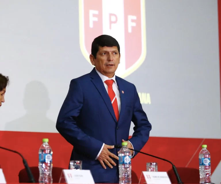 Investigan al jefe del fútbol peruano por corrupción