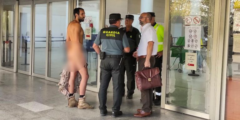 España| Intentó ingresar desnudo a juicio en su contra por exhibicionismo