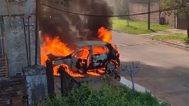 VIDEO: Le prende fuego al carro de su ex por negarse a volver con ella