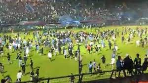 Más de 100 muertos en disturbios tras un partido de fútbol