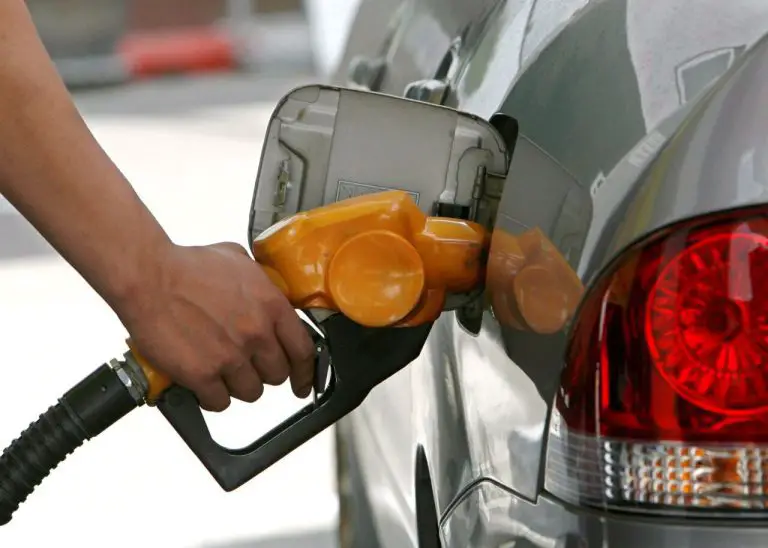 Colombia inicia polémica alza del precio de combustibles