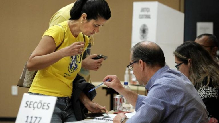 Reportan tiroteo cerca de un colegio electoral en Brasil